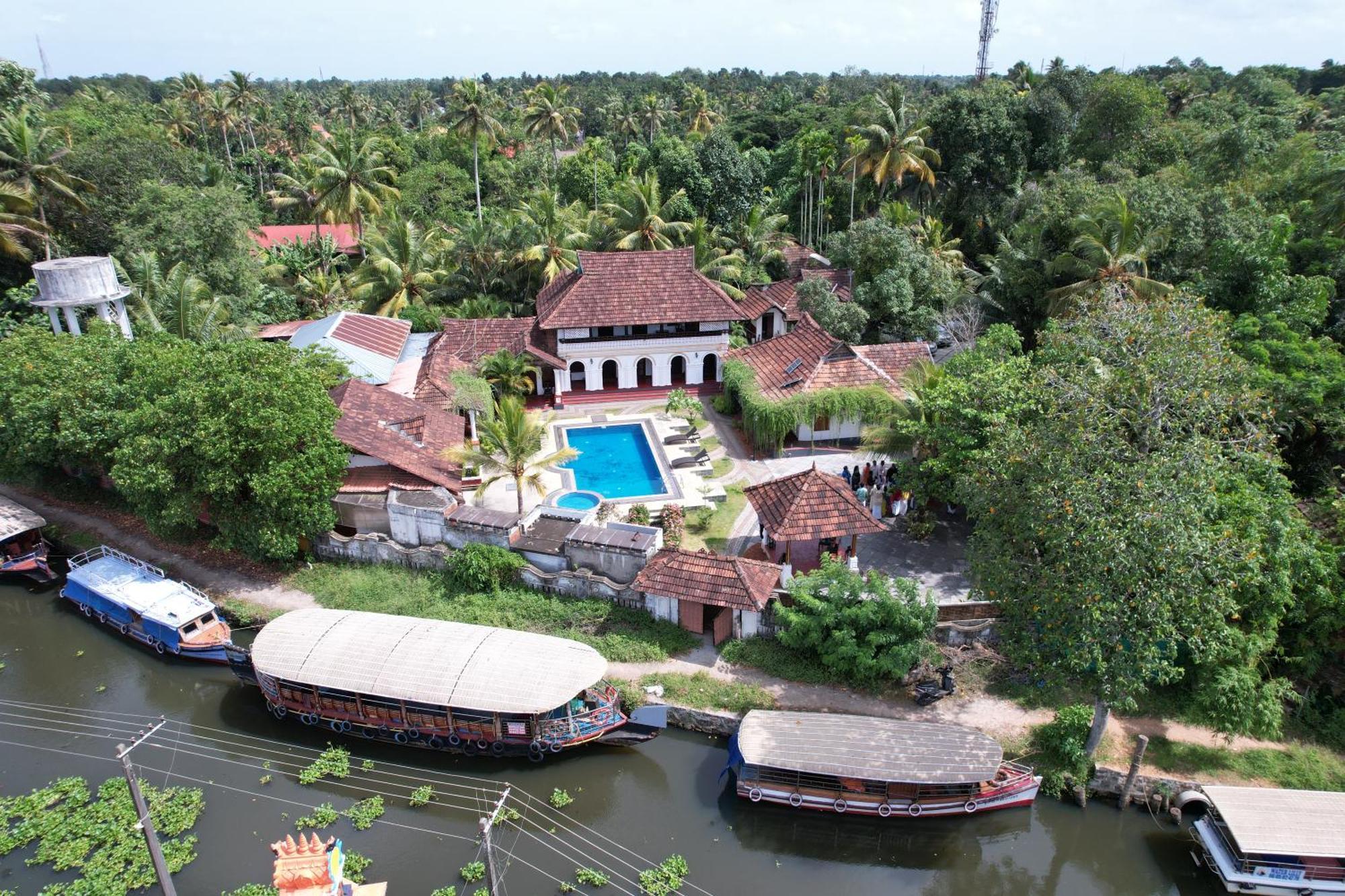 Kumarakom Tharavadu - A Heritage Hotel, Kumarakom Exterior photo